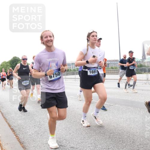 29.06.2025 - hella hamburg halbmarathon Lena Gebhardt http://msf.ph/oto/8381563 29.06.2025 10:40:18 Lombardsbrücke 2254, 6750, 1691, 6920, 109, 1018, 1037, 1058, 1076, 1291, 1586, 1691, 1899, 2019, 2109, 2254, 2313, 2515, 2572, 2762, 2763, 2866, 2888, 3237, 3293, 3295, 3515, 3607, 3808, 3810, 3882, 3883, 3884, 4173, 4271, 4471, 4756, 4906, 5059, 5113, 5229, 5263, 5351, 5352, 5654, 5702, 5877, 5901, 5975, 6076, 6097, 6229, 6278, 6280, 6363, 6463, 6548, 6673, 6698, 6750, 6866, 6876, 6890, 6920, 7045, 7108, 7174, 7455, 7456, 7675, 7850, 8107, 8307, 8378, 8391, 8612 meine-sportfotos.de