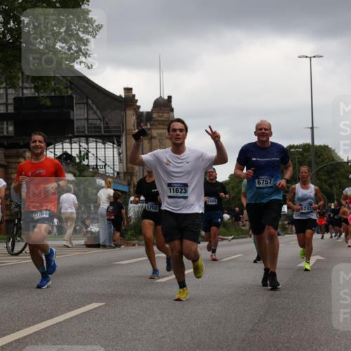 29.06.2025 - hella hamburg halbmarathon Yannick Fuchs http://msf.ph/oto/8381585 29.06.2025 10:54:53 20KM 1188, 1364, 1414, 1453, 1653, 2322, 2323, 2661, 3698, 5602, 5603, 5775, 6033, 6201, 6487, 6708, 6754, 6757, 6921, 7006, 7065, 7306, 7636, 7759, 7761, 8662, 9020, 9021, 9984, 10534, 11623, 11702, 11782, 13459, 13516, 15269, 16621, 17145, 17226, 17951, 17952, 18133, 18757, 19117, 19146, 19242 meine-sportfotos.de