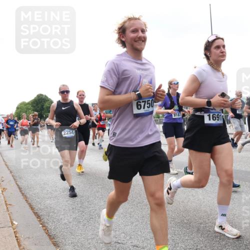 29.06.2025 - hella hamburg halbmarathon Lena Gebhardt http://msf.ph/oto/8381596 29.06.2025 10:40:18 Lombardsbrücke 2254, 6750, 9187, 1691, 7675, 6920, 1018, 1037, 1058, 1076, 1291, 1586, 1691, 1899, 2019, 2109, 2254, 2313, 2515, 2572, 2762, 2763, 2866, 2888, 3237, 3293, 3295, 3515, 3607, 3808, 3810, 3882, 3883, 3884, 4173, 4271, 4471, 4756, 4906, 5059, 5113, 5229, 5263, 5351, 5352, 5654, 5702, 5877, 5901, 5975, 6076, 6097, 6229, 6278, 6280, 6363, 6463, 6548, 6673, 6698, 6750, 6866, 6876, 6890, 6920, 7045, 7108, 7174, 7455, 7456, 7675, 7850, 8107, 8307, 8378, 8391, 8612 meine-sportfotos.de