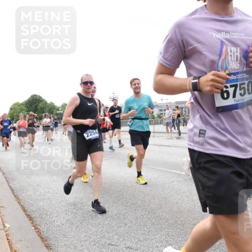 29.06.2025 - hella hamburg halbmarathon Lena Gebhardt http://msf.ph/oto/8381697 29.06.2025 10:40:18 Lombardsbrücke 4756, 11653, 2254, 008, 6750, 1018, 1037, 1058, 1076, 1291, 1586, 1691, 1899, 2019, 2109, 2254, 2313, 2515, 2572, 2762, 2763, 2866, 2888, 3237, 3293, 3295, 3515, 3607, 3808, 3810, 3882, 3883, 3884, 4173, 4271, 4471, 4756, 4906, 5059, 5113, 5229, 5263, 5351, 5352, 5654, 5702, 5877, 5901, 5975, 6076, 6097, 6229, 6278, 6280, 6363, 6463, 6548, 6673, 6698, 6750, 6866, 6876, 6890, 6920, 7045, 7108, 7174, 7455, 7456, 7675, 7850, 8107, 8307, 8378, 8391, 8612 meine-sportfotos.de