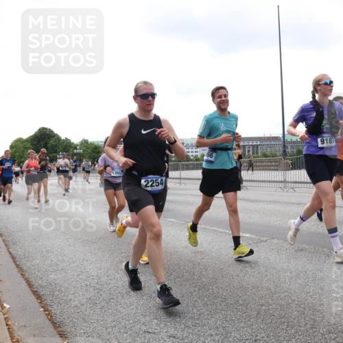 29.06.2025 - hella hamburg halbmarathon Lena Gebhardt http://msf.ph/oto/8381729 29.06.2025 10:40:19 Lombardsbrücke 13651, 2254, 99, 9187, 1018, 1037, 1058, 1076, 1291, 1586, 1691, 1899, 2019, 2109, 2254, 2515, 2572, 2762, 2763, 2866, 2888, 3237, 3293, 3295, 3515, 3607, 3808, 3810, 3882, 3883, 3884, 4173, 4271, 4411, 4471, 4756, 4906, 5059, 5113, 5229, 5263, 5351, 5352, 5654, 5702, 5877, 5901, 5975, 6076, 6097, 6229, 6278, 6280, 6363, 6463, 6548, 6673, 6698, 6750, 6866, 6876, 6890, 6920, 7045, 7108, 7174, 7455, 7456, 7675, 7850, 8107, 8307, 8378, 8391, 8612 meine-sportfotos.de