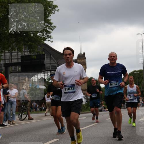 29.06.2025 - hella hamburg halbmarathon Yannick Fuchs http://msf.ph/oto/8381750 29.06.2025 10:54:53 20KM 1188, 1364, 1414, 1453, 1653, 2322, 2323, 2661, 3698, 5602, 5603, 5775, 6033, 6201, 6487, 6708, 6754, 6757, 6921, 7006, 7065, 7306, 7636, 7759, 7761, 8662, 9020, 9021, 9984, 10534, 11623, 11702, 11782, 13459, 13516, 15269, 16621, 17145, 17226, 17951, 17952, 18133, 18757, 19117, 19146, 19242 meine-sportfotos.de