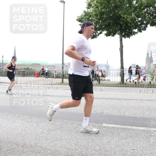 29.06.2025 - hella hamburg halbmarathon Lena Gebhardt http://msf.ph/oto/8382024 29.06.2025 10:49:32 Lombardsbrücke 1525, 1040, 1041, 1525, 1625, 1805, 1888, 2067, 2395, 2466, 2527, 2541, 2668, 2713, 2862, 2927, 2997, 3070, 3086, 3183, 3232, 3383, 3943, 4403, 4525, 4527, 4589, 4769, 4809, 5076, 5106, 5118, 5463, 5552, 5694, 6191, 6694, 6979, 6989, 7301, 7305, 7339, 7366, 7650, 7679, 7931, 7936, 8065, 8549, 9162, 9245, 9261, 9341, 9359, 10033, 10038, 10130, 10333, 10403, 10479, 10704, 10782, 10785, 11031, 11192, 11558, 11631, 12124, 12388, 13764, 14692 meine-sportfotos.de