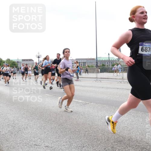 29.06.2025 - hella hamburg halbmarathon Lena Gebhardt http://msf.ph/oto/8382032 29.06.2025 10:40:20 Lombardsbrücke 4756, 11653, 6876, 1018, 1037, 1058, 1076, 1291, 1586, 1691, 1899, 2019, 2109, 2254, 2515, 2572, 2762, 2763, 2866, 2888, 3237, 3293, 3295, 3515, 3607, 3808, 3810, 3882, 3883, 3884, 4173, 4271, 4411, 4471, 4756, 4906, 5059, 5113, 5229, 5263, 5351, 5352, 5654, 5702, 5877, 5901, 5975, 6076, 6097, 6229, 6278, 6280, 6363, 6463, 6548, 6673, 6698, 6750, 6866, 6876, 6890, 6920, 7045, 7108, 7174, 7455, 7456, 7675, 7850, 8107, 8307, 8378, 8391 meine-sportfotos.de