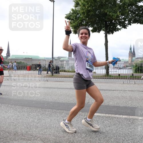 29.06.2025 - hella hamburg halbmarathon Lena Gebhardt http://msf.ph/oto/8382383 29.06.2025 10:40:21 Lombardsbrücke 6097, 13651, 1018, 1037, 1058, 1076, 1291, 1586, 1691, 1899, 2019, 2109, 2254, 2515, 2572, 2762, 2763, 2866, 2888, 3237, 3293, 3295, 3515, 3607, 3808, 3810, 3882, 3883, 3884, 4173, 4271, 4411, 4471, 4756, 4906, 5059, 5113, 5229, 5263, 5351, 5352, 5654, 5702, 5877, 5901, 5975, 6076, 6097, 6229, 6278, 6280, 6363, 6463, 6548, 6673, 6698, 6750, 6866, 6876, 6890, 6920, 7045, 7108, 7174, 7455, 7456, 7675, 7850, 7956, 8307, 8378, 8391 meine-sportfotos.de
