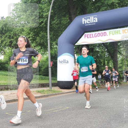 29.06.2025 - hella hamburg halbmarathon KatJ http://msf.ph/oto/8382395 29.06.2025 10:25:23 Zwischen KM18-KM19 1385, 2399, 6915, 7152, 7154 meine-sportfotos.de