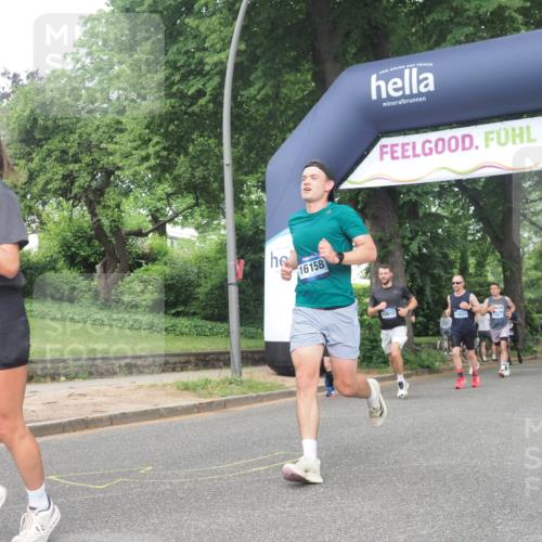 29.06.2025 - hella hamburg halbmarathon KatJ http://msf.ph/oto/8382427 29.06.2025 10:25:24 Zwischen KM18-KM19 1385, 2399, 3959, 6915, 7152, 7154 meine-sportfotos.de