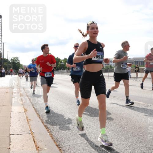 29.06.2025 - hella hamburg halbmarathon Lena Gebhardt http://msf.ph/oto/8382549 29.06.2025 10:15:37 Lombardsbrücke 4466, 4494, 4492, 524, 6938, 9657, 1440, 1524, 2110, 2281, 2720, 2989, 3167, 3417, 3513, 3650, 4007, 4466, 4492, 4494, 5069, 5271, 5739, 5986, 6317, 6376, 6576, 7452, 7809, 7810, 7941, 7942, 8256, 8746, 9192, 9307, 9423, 9657, 9675, 9847, 9997, 10108, 10608, 10775, 10858, 11774, 11783, 12457, 12469, 12521, 13179, 13197, 13453, 13500, 13818, 13951, 14413, 14423, 14550, 14552, 15150, 15307, 15740 meine-sportfotos.de