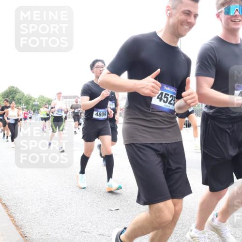 29.06.2025 - hella hamburg halbmarathon Lena Gebhardt http://msf.ph/oto/8382601 29.06.2025 10:49:36 Lombardsbrücke 18470, 15064, 4809, 89, 4525, 1521, 1040, 1041, 1525, 1625, 1805, 1888, 2067, 2212, 2395, 2466, 2527, 2541, 2668, 2713, 2862, 2927, 2997, 3070, 3183, 3232, 3383, 3943, 4403, 4525, 4527, 4589, 4769, 4809, 5076, 5106, 5118, 5463, 5552, 5694, 6191, 6694, 6979, 6989, 7301, 7305, 7339, 7366, 7650, 7679, 7931, 7936, 8065, 8549, 9162, 9245, 9261, 10033, 10038, 10130, 10333, 10403, 10479, 10704, 10782, 10785, 11031, 11558, 11631, 12124, 12388, 13764, 14545, 14692 meine-sportfotos.de