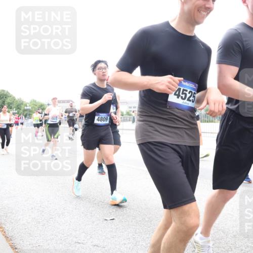 29.06.2025 - hella hamburg halbmarathon Lena Gebhardt http://msf.ph/oto/8382634 29.06.2025 10:49:36 Lombardsbrücke 18470, 15064, 4809, 4525, 452, 1040, 1041, 1525, 1625, 1805, 1888, 2067, 2212, 2395, 2466, 2527, 2541, 2668, 2713, 2862, 2927, 2997, 3070, 3183, 3232, 3383, 3943, 4403, 4525, 4527, 4589, 4769, 4809, 5076, 5106, 5118, 5463, 5552, 5694, 6191, 6694, 6979, 6989, 7301, 7305, 7339, 7366, 7650, 7679, 7931, 7936, 8065, 8549, 9162, 9245, 9261, 10033, 10038, 10130, 10333, 10403, 10479, 10704, 10782, 10785, 11031, 11558, 11631, 12124, 12388, 13764, 14545, 14692 meine-sportfotos.de