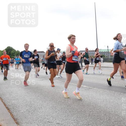 29.06.2025 - hella hamburg halbmarathon Lena Gebhardt http://msf.ph/oto/8382764 29.06.2025 10:40:22 Lombardsbrücke 6548, 4756, 12364, 11653, 13005, 6097, 1018, 1037, 1058, 1076, 1291, 1586, 1691, 1899, 2019, 2042, 2109, 2254, 2515, 2572, 2762, 2763, 2866, 2888, 3237, 3293, 3295, 3515, 3607, 3808, 3810, 3882, 3883, 3884, 4173, 4271, 4411, 4471, 4756, 4906, 5059, 5113, 5229, 5263, 5351, 5352, 5654, 5702, 5877, 5901, 5975, 6076, 6097, 6229, 6278, 6280, 6363, 6463, 6548, 6673, 6698, 6750, 6866, 6876, 6890, 6920, 7045, 7108, 7174, 7455, 7456, 7675, 7850, 7956, 8307, 8378, 8391 meine-sportfotos.de