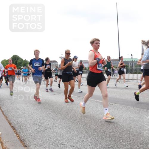 29.06.2025 - hella hamburg halbmarathon Lena Gebhardt http://msf.ph/oto/8382823 29.06.2025 10:40:22 Lombardsbrücke 6548, 4756, 13005, 667, 1165, 6830, 6097, 1018, 1037, 1058, 1076, 1291, 1586, 1691, 1899, 2019, 2042, 2109, 2254, 2515, 2572, 2762, 2763, 2866, 2888, 3237, 3293, 3295, 3515, 3607, 3808, 3810, 3882, 3883, 3884, 4173, 4271, 4411, 4471, 4756, 4906, 5059, 5113, 5229, 5263, 5351, 5352, 5654, 5702, 5877, 5901, 5975, 6076, 6097, 6229, 6278, 6280, 6363, 6463, 6548, 6673, 6698, 6750, 6866, 6876, 6890, 6920, 7045, 7108, 7174, 7455, 7456, 7675, 7850, 7956, 8307, 8378, 8391 meine-sportfotos.de