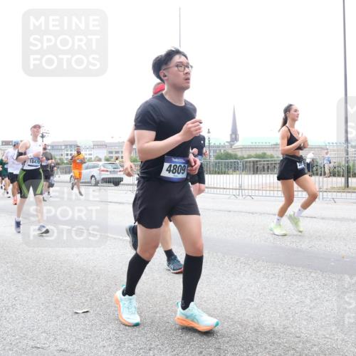 29.06.2025 - hella hamburg halbmarathon Lena Gebhardt http://msf.ph/oto/8382945 29.06.2025 10:49:36 Lombardsbrücke 17089, 7301, 18470, 4809, 1040, 1041, 1525, 1625, 1805, 1888, 2067, 2212, 2395, 2466, 2527, 2541, 2668, 2713, 2862, 2927, 2997, 3070, 3183, 3232, 3383, 3943, 4403, 4525, 4527, 4589, 4769, 4809, 5076, 5106, 5118, 5463, 5552, 5694, 6191, 6694, 6979, 6989, 7301, 7305, 7339, 7366, 7650, 7679, 7931, 7936, 8065, 8549, 9162, 9245, 9261, 10033, 10038, 10130, 10333, 10403, 10479, 10704, 10782, 10785, 11031, 11558, 11631, 12124, 12388, 13764, 14545, 14692 meine-sportfotos.de