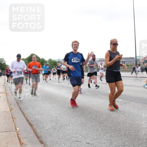 29.06.2025 - hella hamburg halbmarathon Lena Gebhardt http://msf.ph/oto/8382950 29.06.2025 10:40:23 Lombardsbrücke 6548, 13005, 4756, 1329, 1018, 1037, 1058, 1076, 1291, 1586, 1691, 1899, 2019, 2042, 2109, 2206, 2254, 2515, 2572, 2762, 2763, 2866, 2888, 3237, 3293, 3295, 3515, 3607, 3808, 3810, 4173, 4271, 4411, 4471, 4612, 4756, 4906, 5059, 5113, 5229, 5263, 5351, 5352, 5654, 5702, 5877, 5901, 5975, 6076, 6097, 6229, 6278, 6280, 6363, 6463, 6548, 6673, 6698, 6750, 6866, 6876, 6890, 6920, 7108, 7174, 7455, 7456, 7675, 7850, 7956, 8307, 8378, 8391 meine-sportfotos.de
