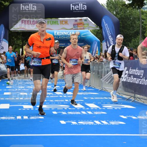 29.06.2025 - hella hamburg halbmarathon Strokosch-Dieckow http://msf.ph/oto/8382962 29.06.2025 10:46:41 Ziel 1920, 1942, 3976, 6630, 9051, 11858, 13525, 13554, 13940, 14541, 15026, 15133, 15714, 15900, 16175, 17353, 17669, 17743, 17865, 18297, 19128 meine-sportfotos.de