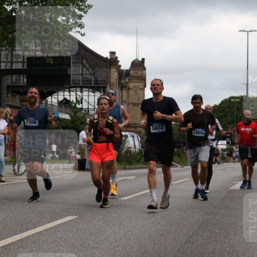 29.06.2025 - hella hamburg halbmarathon Yannick Fuchs http://msf.ph/oto/8383071 29.06.2025 10:55:04 20KM 1188, 1453, 1823, 2426, 2661, 3698, 5379, 5602, 5603, 5613, 5775, 6201, 6674, 6708, 6757, 6921, 7006, 7250, 7306, 7759, 7761, 8177, 8483, 8662, 9020, 9021, 9071, 9611, 9984, 10295, 11702, 12377, 12789, 12908, 13459, 13516, 13558, 15269, 16621, 17145, 17181, 17226, 17951, 18133, 18757, 19117, 19146, 19242 meine-sportfotos.de