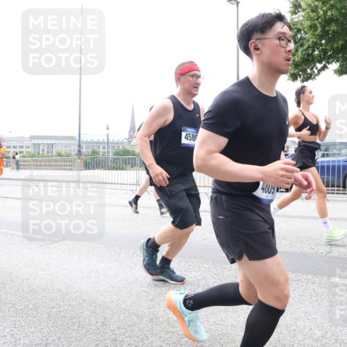 29.06.2025 - hella hamburg halbmarathon Lena Gebhardt http://msf.ph/oto/8383120 29.06.2025 10:49:37 Lombardsbrücke 18470, 4589, 4809, 1040, 1041, 1525, 1625, 1805, 1888, 2067, 2212, 2395, 2466, 2527, 2541, 2668, 2862, 2927, 2997, 3070, 3183, 3232, 3383, 3943, 4403, 4525, 4527, 4589, 4769, 4809, 4870, 5076, 5106, 5463, 5552, 5694, 6191, 6694, 6989, 7301, 7305, 7339, 7366, 7650, 7679, 7931, 7936, 8065, 8549, 9015, 9162, 9245, 9261, 10033, 10038, 10130, 10333, 10403, 10479, 10683, 10704, 10782, 10785, 11558, 11631, 12124, 12388, 13764, 14545, 14692 meine-sportfotos.de