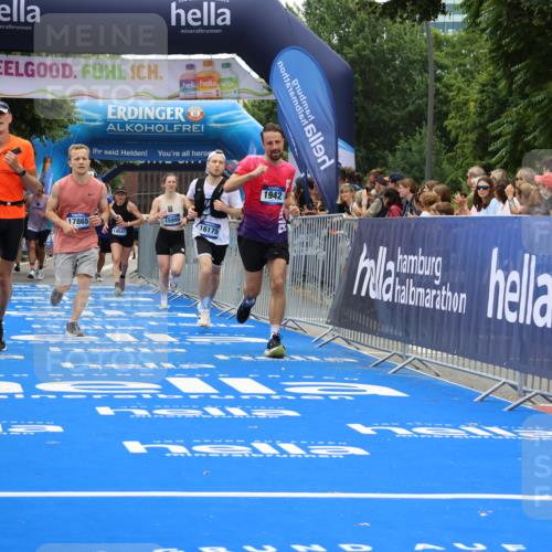 29.06.2025 - hella hamburg halbmarathon Strokosch-Dieckow http://msf.ph/oto/8383153 29.06.2025 10:46:40 Ziel 1920, 1942, 3976, 6630, 9051, 11858, 13525, 13554, 14541, 15026, 15133, 15206, 15714, 15900, 16175, 17353, 17669, 17743, 17865, 18297, 19128 meine-sportfotos.de