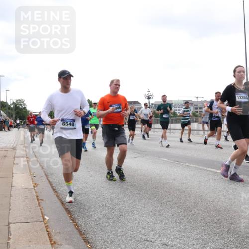 29.06.2025 - hella hamburg halbmarathon Lena Gebhardt http://msf.ph/oto/8383452 29.06.2025 10:40:24 Lombardsbrücke 5113, 6548, 5355, 134, 005, 11712, 12364, 1018, 1037, 1058, 1076, 1291, 1586, 1691, 1899, 2019, 2042, 2109, 2206, 2254, 2515, 2572, 2762, 2763, 2866, 2888, 3237, 3293, 3295, 3515, 3607, 3808, 3810, 4173, 4271, 4411, 4471, 4612, 4756, 4906, 5059, 5113, 5229, 5263, 5351, 5352, 5654, 5702, 5877, 5901, 5975, 6076, 6097, 6229, 6278, 6280, 6363, 6463, 6548, 6673, 6698, 6750, 6866, 6876, 6890, 6920, 7108, 7174, 7455, 7456, 7675, 7850, 7956, 8307, 8378, 8391 meine-sportfotos.de