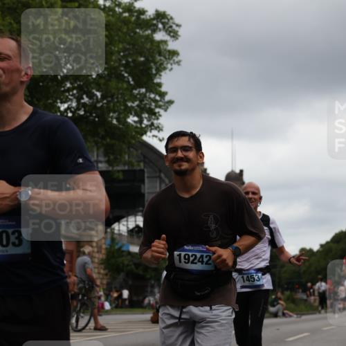 29.06.2025 - hella hamburg halbmarathon Yannick Fuchs http://msf.ph/oto/8383515 29.06.2025 10:55:06 20KM 1188, 1453, 1823, 2426, 2661, 3698, 5379, 5602, 5603, 5613, 5775, 6674, 6708, 6921, 7250, 7306, 7759, 7761, 8177, 8483, 8662, 9021, 9071, 9611, 9984, 10295, 10882, 11515, 12377, 12789, 12908, 13459, 13516, 13558, 16621, 17145, 17181, 17226, 17670, 17951, 18133, 18757, 19117, 19146, 19242 meine-sportfotos.de