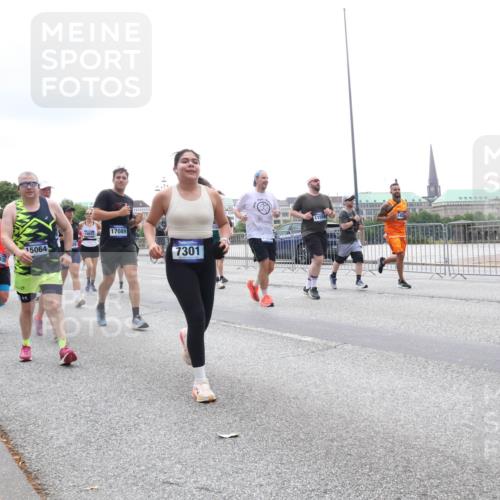 29.06.2025 - hella hamburg halbmarathon Lena Gebhardt http://msf.ph/oto/8383546 29.06.2025 10:49:38 Lombardsbrücke 16436, 7, 15064, 19071, 17089, 11558, 7301, 1040, 1041, 1525, 1625, 1805, 1888, 2067, 2212, 2466, 2527, 2541, 2668, 2862, 2927, 2997, 3070, 3183, 3232, 3383, 3943, 4403, 4525, 4527, 4589, 4769, 4809, 4870, 5076, 5106, 5463, 5552, 5694, 6191, 6694, 6989, 7301, 7305, 7339, 7366, 7650, 7679, 7931, 7936, 8065, 8549, 9015, 9162, 9245, 9261, 10033, 10038, 10130, 10333, 10403, 10479, 10683, 10704, 10782, 10785, 11558, 11631, 12124, 12388, 13764, 14545, 14692 meine-sportfotos.de