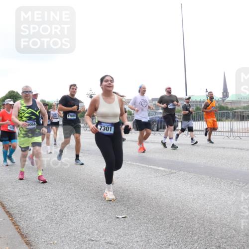29.06.2025 - hella hamburg halbmarathon Lena Gebhardt http://msf.ph/oto/8383596 29.06.2025 10:49:39 Lombardsbrücke 16436, 5064, 17089, 7301, 11558, 1040, 1041, 1525, 1625, 1805, 1888, 2067, 2212, 2466, 2527, 2541, 2668, 2862, 2927, 2997, 3070, 3183, 3232, 3383, 3943, 4403, 4525, 4527, 4589, 4769, 4809, 4870, 5076, 5106, 5463, 5552, 5694, 6191, 6694, 6989, 7301, 7305, 7339, 7366, 7650, 7679, 7931, 7936, 8065, 8549, 9015, 9162, 9245, 9261, 10033, 10038, 10130, 10333, 10403, 10479, 10683, 10704, 10782, 10785, 11558, 11631, 12124, 12388, 13764, 14545, 14692 meine-sportfotos.de