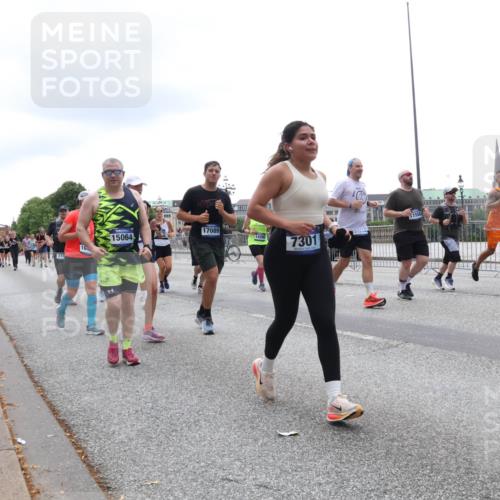 29.06.2025 - hella hamburg halbmarathon Lena Gebhardt http://msf.ph/oto/8383658 29.06.2025 10:49:39 Lombardsbrücke 318, 1558, 15064, 17089, 164, 7301, 1040, 1041, 1525, 1625, 1805, 1888, 2067, 2212, 2466, 2527, 2541, 2668, 2862, 2927, 2997, 3070, 3183, 3232, 3383, 3943, 4403, 4525, 4527, 4589, 4769, 4809, 4870, 5076, 5106, 5463, 5552, 5694, 6191, 6694, 6989, 7301, 7305, 7339, 7366, 7650, 7679, 7931, 7936, 8065, 8549, 9015, 9162, 9245, 9261, 10033, 10038, 10130, 10333, 10403, 10479, 10683, 10704, 10782, 10785, 11558, 11631, 12124, 12388, 13764, 14545, 14692 meine-sportfotos.de