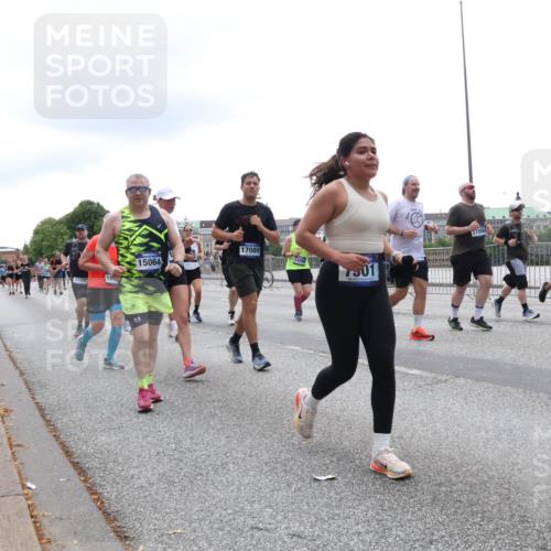 29.06.2025 - hella hamburg halbmarathon Lena Gebhardt http://msf.ph/oto/8383709 29.06.2025 10:49:39 Lombardsbrücke 3183, 16, 15064, 17089, 7501, 1040, 1041, 1525, 1625, 1805, 1888, 2067, 2212, 2466, 2527, 2541, 2668, 2862, 2927, 2997, 3070, 3183, 3232, 3383, 3943, 4403, 4525, 4527, 4589, 4769, 4809, 4870, 5076, 5106, 5463, 5552, 5694, 6191, 6694, 6989, 7301, 7305, 7339, 7366, 7650, 7679, 7931, 7936, 8065, 8549, 9015, 9162, 9245, 9261, 10033, 10038, 10130, 10333, 10403, 10479, 10683, 10704, 10782, 10785, 11558, 11631, 12124, 12388, 13764, 14545, 14692 meine-sportfotos.de