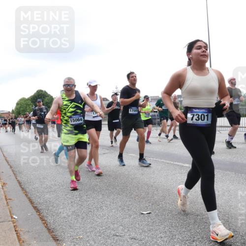 29.06.2025 - hella hamburg halbmarathon Lena Gebhardt http://msf.ph/oto/8383735 29.06.2025 10:49:39 Lombardsbrücke 3183, 15064, 17089, 14390, 7301, 145, 1040, 1041, 1525, 1625, 1805, 1888, 2067, 2212, 2466, 2527, 2541, 2668, 2862, 2927, 2997, 3070, 3183, 3232, 3383, 3943, 4403, 4525, 4527, 4589, 4769, 4809, 4870, 5076, 5106, 5463, 5552, 5694, 6191, 6694, 6989, 7301, 7305, 7339, 7366, 7650, 7679, 7931, 7936, 8065, 8549, 9015, 9162, 9245, 9261, 10033, 10038, 10130, 10333, 10403, 10479, 10683, 10704, 10782, 10785, 11558, 11631, 12124, 12388, 13764, 14545, 14692 meine-sportfotos.de