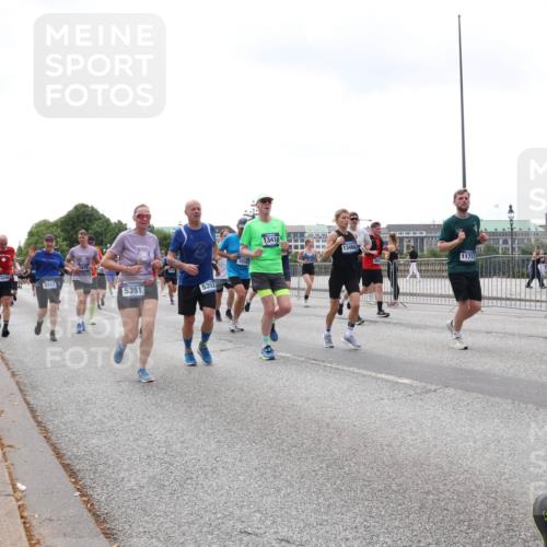 29.06.2025 - hella hamburg halbmarathon Lena Gebhardt http://msf.ph/oto/8383855 29.06.2025 10:40:25 Lombardsbrücke 5113, 5351, 5352, 1018, 13410, 13466, 1018, 1037, 1058, 1076, 1291, 1691, 2019, 2042, 2109, 2173, 2206, 2254, 2515, 2572, 2762, 2763, 2866, 2888, 3237, 3293, 3295, 3515, 3607, 3808, 3810, 4044, 4173, 4271, 4411, 4471, 4612, 4756, 4906, 5059, 5113, 5229, 5263, 5351, 5352, 5702, 5877, 5901, 5975, 6076, 6097, 6163, 6229, 6278, 6280, 6363, 6463, 6548, 6673, 6750, 6866, 6876, 6890, 6920, 7108, 7174, 7455, 7456, 7675, 7850, 7956, 8307, 8378, 8391 meine-sportfotos.de