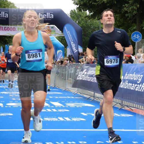 29.06.2025 - hella hamburg halbmarathon Strokosch-Dieckow http://msf.ph/oto/8383858 29.06.2025 10:46:28 Ziel 2222, 2842, 4237, 4497, 5459, 6421, 6978, 7335, 8482, 8981, 9232, 9386, 9529, 9786, 11185, 11773, 12171, 12651, 12891, 13525, 13698, 14045, 14228, 14482, 15133, 15157, 15206, 16127, 17281, 17461, 18211, 18637, 18882, 19209 meine-sportfotos.de