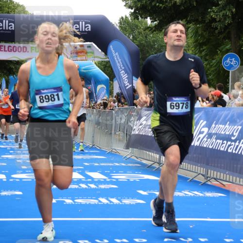 29.06.2025 - hella hamburg halbmarathon Strokosch-Dieckow http://msf.ph/oto/8383881 29.06.2025 10:46:28 Ziel 2222, 2842, 4237, 4497, 5459, 6421, 6978, 7335, 8482, 8981, 9232, 9386, 9529, 9786, 11185, 11773, 12171, 12651, 12891, 13525, 13698, 14045, 14228, 14482, 15133, 15157, 15206, 16127, 17281, 17461, 18211, 18637, 18882, 19209 meine-sportfotos.de