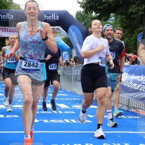 29.06.2025 - hella hamburg halbmarathon Strokosch-Dieckow http://msf.ph/oto/8383945 29.06.2025 10:46:27 Ziel 1600, 2222, 2842, 4237, 4497, 5459, 6421, 6978, 7335, 8142, 8482, 8981, 9232, 9386, 9529, 9786, 11185, 11773, 12171, 12651, 12891, 13525, 13698, 14045, 14228, 14482, 15157, 15206, 16127, 17281, 17461, 18211, 18637, 18882, 19209 meine-sportfotos.de