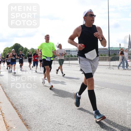 29.06.2025 - hella hamburg halbmarathon Lena Gebhardt http://msf.ph/oto/8383966 29.06.2025 10:15:44 Lombardsbrücke 1010, 40, 1156, 1440, 1651, 2076, 2110, 2720, 2989, 3167, 3417, 4007, 4466, 4492, 4494, 5069, 5271, 5423, 5739, 6376, 6576, 7452, 7809, 7810, 7897, 7941, 7942, 8256, 8554, 8746, 8885, 9192, 9307, 9423, 9657, 9675, 9784, 9847, 9997, 10108, 10608, 10775, 10858, 11113, 11303, 11478, 11774, 11783, 11818, 12427, 12457, 12469, 12521, 13179, 13197, 13453, 13500, 13818, 13951, 14413, 14423, 14550, 14552, 15150, 15307, 15740 meine-sportfotos.de