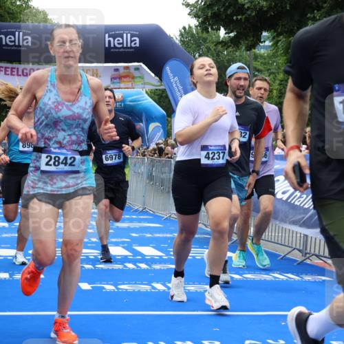 29.06.2025 - hella hamburg halbmarathon Strokosch-Dieckow http://msf.ph/oto/8383992 29.06.2025 10:46:27 Ziel 1600, 2222, 2842, 4237, 4497, 5459, 6421, 6978, 7335, 8142, 8482, 8981, 9232, 9386, 9529, 9786, 11185, 11773, 12171, 12651, 12891, 13525, 13698, 14045, 14228, 14482, 15157, 15206, 16127, 17281, 17461, 18211, 18637, 18882, 19209 meine-sportfotos.de