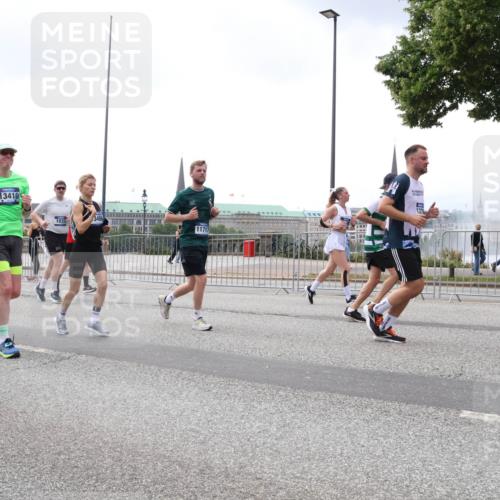 29.06.2025 - hella hamburg halbmarathon Lena Gebhardt http://msf.ph/oto/8384139 29.06.2025 10:40:26 Lombardsbrücke 535, 1018, 18101, 13410, 1037, 3466, 11717, 127, 1018, 1037, 1058, 1076, 1291, 1691, 2019, 2042, 2109, 2173, 2206, 2254, 2515, 2572, 2762, 2763, 2866, 2888, 3237, 3293, 3295, 3306, 3515, 3607, 3808, 3810, 4044, 4173, 4271, 4411, 4471, 4612, 4756, 4906, 4972, 5059, 5113, 5229, 5263, 5351, 5352, 5702, 5877, 5901, 5975, 6076, 6097, 6163, 6229, 6278, 6280, 6363, 6463, 6548, 6673, 6750, 6866, 6876, 6890, 6920, 7108, 7174, 7455, 7675, 7850, 7956, 8307, 8378, 8391 meine-sportfotos.de