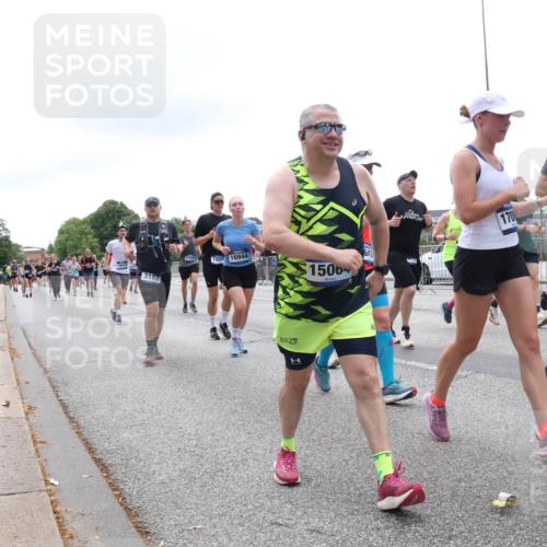 29.06.2025 - hella hamburg halbmarathon Lena Gebhardt http://msf.ph/oto/8384182 29.06.2025 10:49:40 Lombardsbrücke 3183, 180, 16944, 150, 170, 17089, 1040, 1041, 1511, 1525, 1625, 1805, 1888, 2067, 2212, 2466, 2527, 2541, 2668, 2862, 2927, 2997, 3070, 3183, 3232, 3383, 3943, 4525, 4527, 4589, 4769, 4809, 4870, 5076, 5106, 5463, 5552, 5694, 6191, 6694, 6989, 7301, 7305, 7339, 7366, 7650, 7679, 7931, 7936, 8065, 8549, 9015, 9162, 9245, 9261, 10033, 10038, 10130, 10333, 10403, 10479, 10683, 10704, 10782, 10785, 11558, 11631, 12124, 12388, 13764, 14545, 14692 meine-sportfotos.de