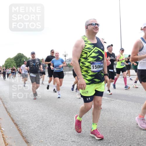 29.06.2025 - hella hamburg halbmarathon Lena Gebhardt http://msf.ph/oto/8384241 29.06.2025 10:49:40 Lombardsbrücke 3183, 16944, 15064, 1439, 1708, 1708, 1040, 1041, 1511, 1525, 1625, 1805, 1888, 2067, 2212, 2466, 2527, 2541, 2668, 2862, 2927, 2997, 3070, 3183, 3232, 3383, 3943, 4525, 4527, 4589, 4769, 4809, 4870, 5076, 5106, 5463, 5552, 5694, 6191, 6694, 6989, 7301, 7305, 7339, 7366, 7650, 7679, 7931, 7936, 8065, 8549, 9015, 9162, 9245, 9261, 10033, 10038, 10130, 10333, 10403, 10479, 10683, 10704, 10782, 10785, 11558, 11631, 12124, 12388, 13764, 14545, 14692 meine-sportfotos.de