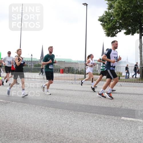 29.06.2025 - hella hamburg halbmarathon Lena Gebhardt http://msf.ph/oto/8384247 29.06.2025 10:40:26 Lombardsbrücke 5352, 018, 18101, 13410, 103, 11717, 1276, 1018, 1037, 1058, 1076, 1291, 1691, 2019, 2042, 2109, 2173, 2206, 2254, 2515, 2572, 2762, 2763, 2866, 2888, 3237, 3293, 3295, 3306, 3515, 3607, 3808, 3810, 4044, 4173, 4271, 4411, 4471, 4612, 4756, 4906, 4972, 5059, 5113, 5229, 5263, 5351, 5352, 5702, 5877, 5901, 5975, 6076, 6097, 6163, 6229, 6278, 6280, 6363, 6463, 6548, 6673, 6750, 6866, 6876, 6890, 6920, 7108, 7174, 7455, 7675, 7850, 7956, 8307, 8378, 8391 meine-sportfotos.de