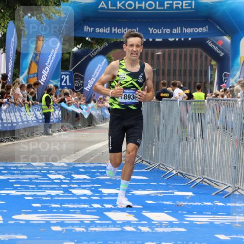 29.06.2025 - hella hamburg halbmarathon Strokosch-Dieckow http://msf.ph/oto/8384275 29.06.2025 10:23:07 Ziel 4128, 7862, 18930 meine-sportfotos.de