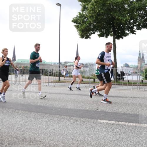 29.06.2025 - hella hamburg halbmarathon Lena Gebhardt http://msf.ph/oto/8384334 29.06.2025 10:40:26 Lombardsbrücke 13466, 1171, 1276, 1018, 1037, 1058, 1076, 1291, 1691, 2019, 2042, 2109, 2173, 2206, 2254, 2515, 2572, 2762, 2763, 2866, 2888, 3237, 3293, 3295, 3306, 3515, 3607, 3808, 3810, 4044, 4173, 4271, 4411, 4471, 4612, 4756, 4906, 4972, 5059, 5113, 5229, 5263, 5351, 5352, 5702, 5877, 5901, 5975, 6076, 6097, 6163, 6229, 6278, 6280, 6363, 6463, 6548, 6673, 6750, 6866, 6876, 6890, 6920, 7108, 7174, 7455, 7675, 7850, 7956, 8307, 8378, 8391 meine-sportfotos.de