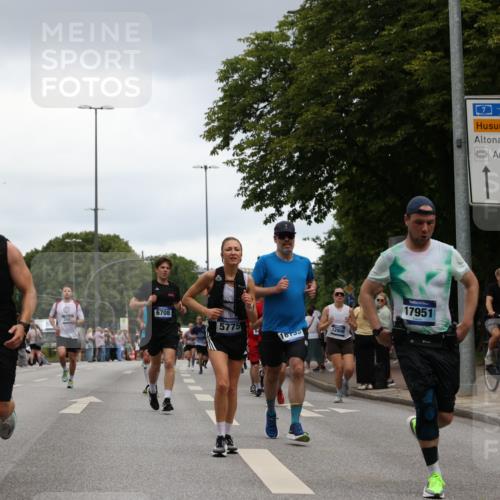 29.06.2025 - hella hamburg halbmarathon Yannick Fuchs http://msf.ph/oto/8384363 29.06.2025 10:55:09 20KM 1188, 1453, 1823, 2426, 2661, 3698, 5379, 5602, 5603, 5613, 5775, 6674, 6708, 6921, 7250, 7306, 7759, 7761, 8177, 8483, 9071, 9453, 9611, 9984, 10295, 10882, 11515, 12377, 12789, 12908, 13459, 13516, 13558, 15008, 16621, 17145, 17181, 17226, 17670, 17951, 18133, 18757, 19242 meine-sportfotos.de