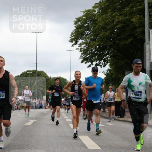 29.06.2025 - hella hamburg halbmarathon Yannick Fuchs http://msf.ph/oto/8384391 29.06.2025 10:55:09 20KM 1188, 1453, 1823, 2426, 2661, 3698, 5379, 5602, 5603, 5613, 5775, 6674, 6708, 6921, 7250, 7306, 7759, 7761, 8177, 8483, 9071, 9453, 9611, 9984, 10295, 10882, 11515, 12377, 12789, 12908, 13459, 13516, 13558, 15008, 16621, 17145, 17181, 17226, 17670, 17951, 18133, 18757, 19242 meine-sportfotos.de