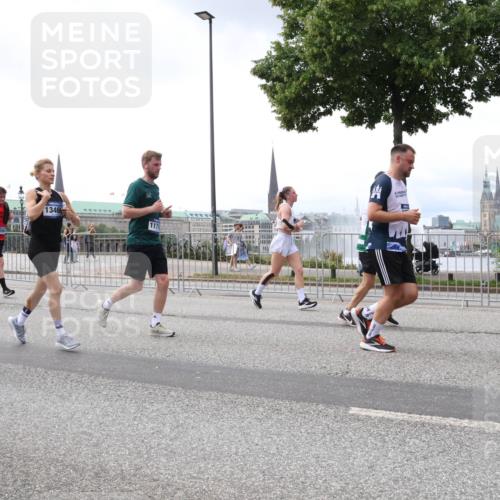 29.06.2025 - hella hamburg halbmarathon Lena Gebhardt http://msf.ph/oto/8384430 29.06.2025 10:40:27 Lombardsbrücke 1341, 1346, 1018, 1037, 1058, 1291, 1323, 1691, 2019, 2042, 2109, 2173, 2206, 2254, 2515, 2572, 2762, 2763, 2866, 2888, 3237, 3293, 3295, 3306, 3515, 3607, 3808, 3810, 4044, 4173, 4271, 4411, 4471, 4612, 4756, 4906, 4972, 5059, 5113, 5263, 5351, 5352, 5702, 5877, 5901, 5975, 6076, 6097, 6163, 6229, 6278, 6280, 6363, 6463, 6548, 6673, 6750, 6866, 6876, 6890, 6920, 7108, 7174, 7675, 7850, 7956, 8307, 8378, 8391 meine-sportfotos.de