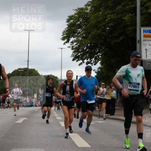29.06.2025 - hella hamburg halbmarathon Yannick Fuchs http://msf.ph/oto/8384450 29.06.2025 10:55:09 20KM 1188, 1453, 1823, 2426, 2661, 3698, 5379, 5602, 5603, 5613, 5775, 6674, 6708, 6921, 7250, 7306, 7759, 7761, 8177, 8483, 9071, 9453, 9611, 9984, 10295, 10882, 11515, 12377, 12789, 12908, 13459, 13516, 13558, 15008, 16621, 17145, 17181, 17226, 17670, 17951, 18133, 18757, 19242 meine-sportfotos.de