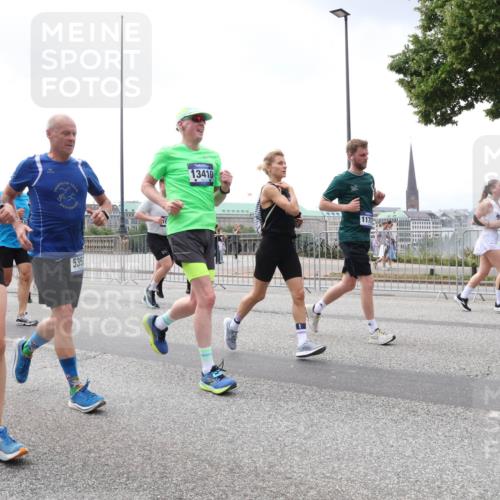 29.06.2025 - hella hamburg halbmarathon Lena Gebhardt http://msf.ph/oto/8384596 29.06.2025 10:40:27 Lombardsbrücke 1668, 5351, 5351, 13410, 11711, 1018, 1037, 1058, 1291, 1323, 1691, 2019, 2042, 2109, 2173, 2206, 2254, 2515, 2572, 2762, 2763, 2866, 2888, 3237, 3293, 3295, 3306, 3515, 3607, 3808, 3810, 4044, 4173, 4271, 4411, 4471, 4612, 4756, 4906, 4972, 5059, 5113, 5263, 5351, 5352, 5702, 5877, 5901, 5975, 6076, 6097, 6163, 6229, 6278, 6280, 6363, 6463, 6548, 6673, 6750, 6866, 6876, 6890, 6920, 7108, 7174, 7675, 7850, 7956, 8307, 8378, 8391 meine-sportfotos.de