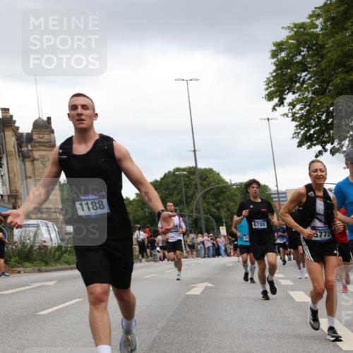 29.06.2025 - hella hamburg halbmarathon Yannick Fuchs http://msf.ph/oto/8384608 29.06.2025 10:55:09 20KM 1188, 1453, 1823, 2426, 2661, 3698, 5379, 5602, 5603, 5613, 5775, 6674, 6708, 6921, 7250, 7306, 7759, 7761, 8177, 8483, 9071, 9453, 9611, 9984, 10295, 10882, 11515, 12377, 12789, 12908, 13459, 13516, 13558, 15008, 16621, 17145, 17181, 17226, 17670, 17951, 18133, 18757, 19242 meine-sportfotos.de