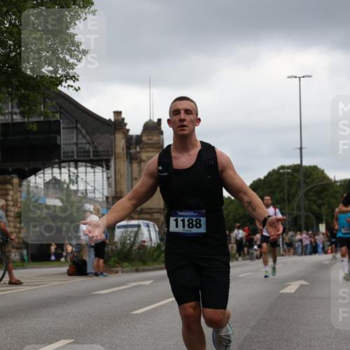 29.06.2025 - hella hamburg halbmarathon Yannick Fuchs http://msf.ph/oto/8384681 29.06.2025 10:55:10 20KM 1188, 1453, 1823, 2426, 2661, 3698, 5379, 5602, 5603, 5613, 5775, 6674, 6708, 6921, 7250, 7306, 7759, 7761, 8177, 8483, 9071, 9453, 9611, 9752, 9984, 10295, 10882, 11515, 12377, 12789, 12908, 13459, 13516, 13558, 15008, 16621, 17145, 17181, 17226, 17670, 17951, 18133, 18757, 19242 meine-sportfotos.de