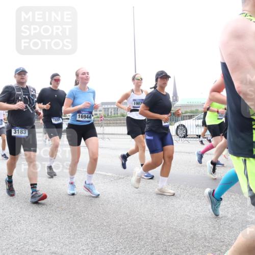 29.06.2025 - hella hamburg halbmarathon Lena Gebhardt http://msf.ph/oto/8384695 29.06.2025 10:49:41 Lombardsbrücke 16512, 3183, 1805, 16944, 1907, 143, 150, 1040, 1041, 1487, 1511, 1525, 1625, 1805, 1888, 2067, 2212, 2466, 2527, 2541, 2668, 2862, 2927, 2997, 3070, 3183, 3232, 3383, 3943, 4525, 4527, 4589, 4769, 4809, 4870, 5076, 5106, 5463, 5552, 5694, 6191, 6694, 6989, 7301, 7305, 7339, 7366, 7650, 7679, 7931, 7936, 8065, 8549, 9015, 9162, 9245, 9261, 10033, 10038, 10130, 10333, 10403, 10479, 10683, 10704, 11558, 11631, 12124, 12388, 13764, 14545, 14692 meine-sportfotos.de