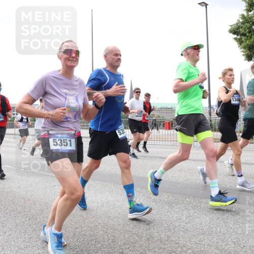 29.06.2025 - hella hamburg halbmarathon Lena Gebhardt http://msf.ph/oto/8384710 29.06.2025 10:40:27 Lombardsbrücke 5975, 16681, 5351, 539, 037, 13466, 11, 1018, 1037, 1058, 1291, 1323, 1691, 2019, 2042, 2109, 2173, 2206, 2254, 2515, 2572, 2762, 2763, 2866, 2888, 3237, 3293, 3295, 3306, 3515, 3607, 3808, 3810, 4044, 4173, 4271, 4411, 4471, 4612, 4756, 4906, 4972, 5059, 5113, 5263, 5351, 5352, 5702, 5877, 5901, 5975, 6076, 6097, 6163, 6229, 6278, 6280, 6363, 6463, 6548, 6673, 6750, 6866, 6876, 6890, 6920, 7108, 7174, 7675, 7850, 7956, 8307, 8378, 8391 meine-sportfotos.de